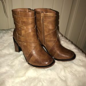 NWT. Pierre Dumas brown booties
